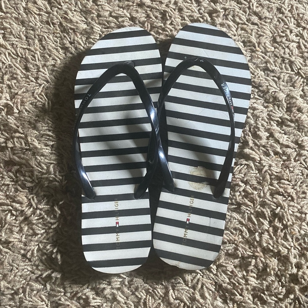 TOMMY HILFIGER. Black & White Flip Flops. Size 9-10
